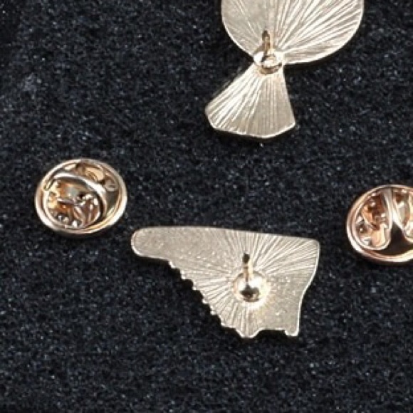 NEW Sneaker Converse Blue Enamel Pin Brooch - Picture 2 of 2